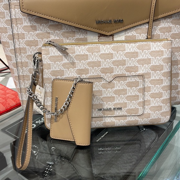 MICHAEL KORS JET SET ITEM LG 2 in 1 CARD CASE & WRISTLET
Camel 

NWT - Picture 6 of 16